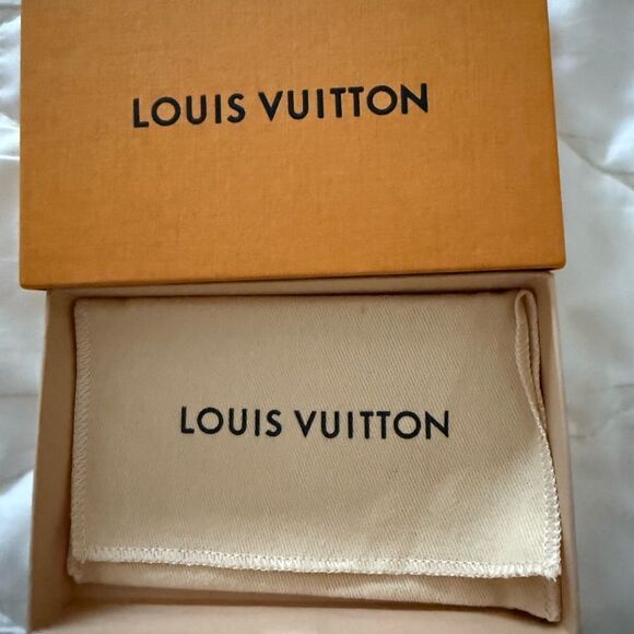 Louis Vuitton Damier Azur 4 Hook Key Case. Authentic with Box & Dust Bag. - Picture 10 of 10